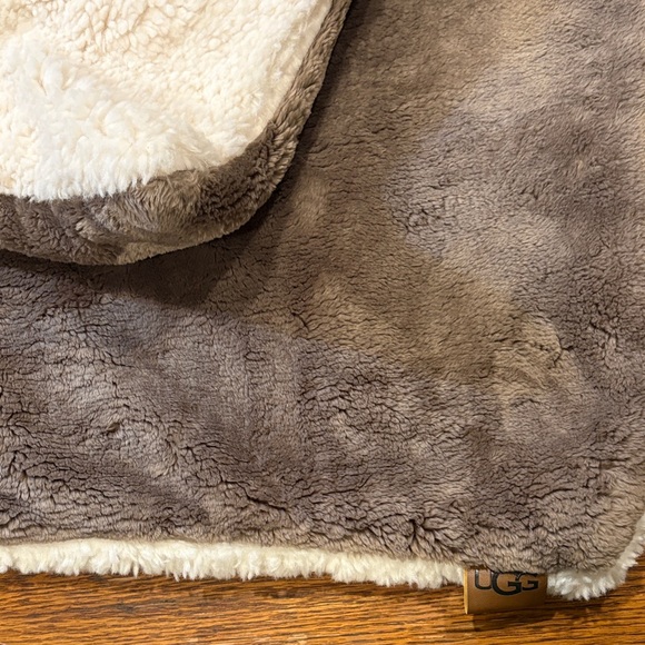 NWOT UGG Brown and Cream Plush Throw Pillow Cover - Picture 1 of 1